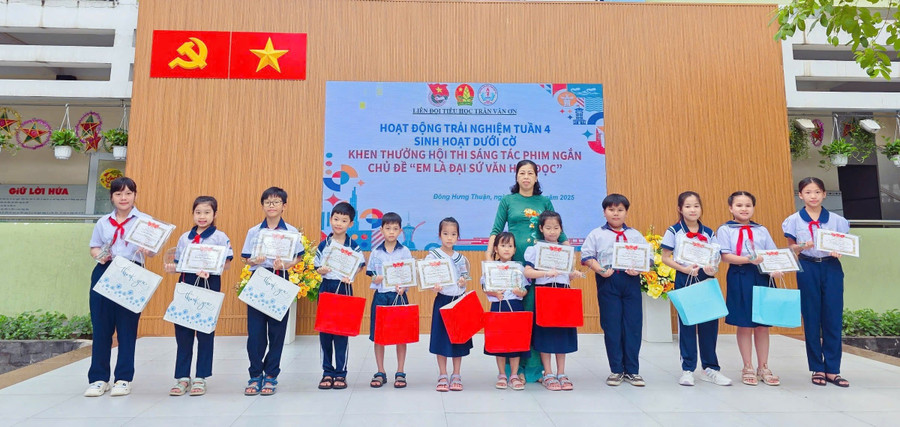 Trường Tiểu học Trần Văn Ơn trao thưởng cho MM886 slot game, bắn cá, lô đề, đá gà đạt giải hội thi “Em là Đại sứ Văn hóa đọc năm 2025”. Ảnh: NTCC lan-toa-dieu-tot-day-lui-cai-xau-trong-truong-hoc-2.jpg
