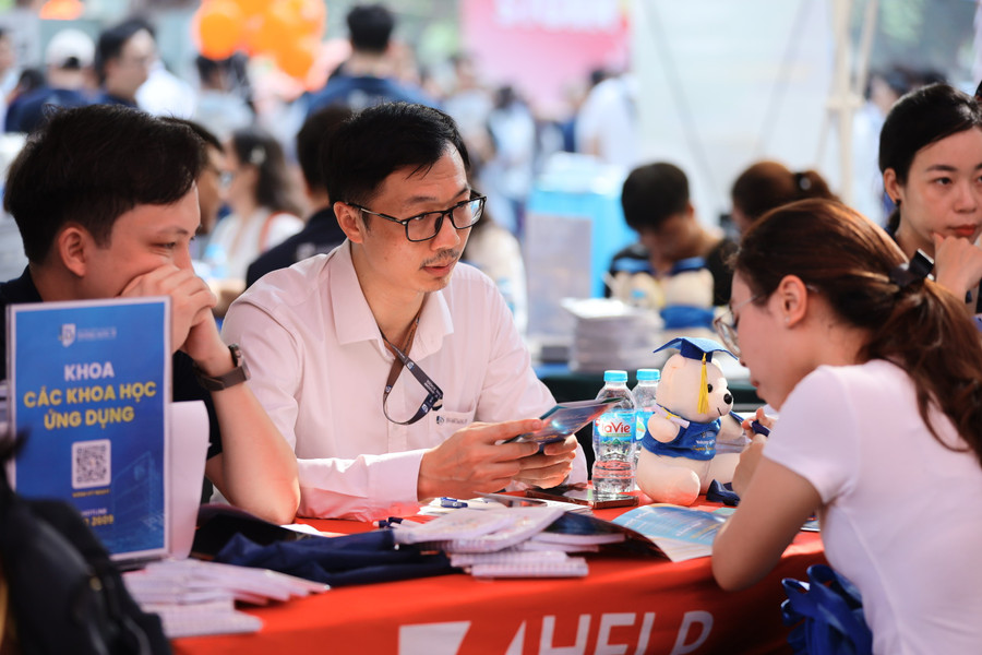 Ngày hội lựa chọn nguyện vọng xét tuyển năm 2025. Ảnh: Nam Trần xet-tuyen-hoc-ba-2.jpg