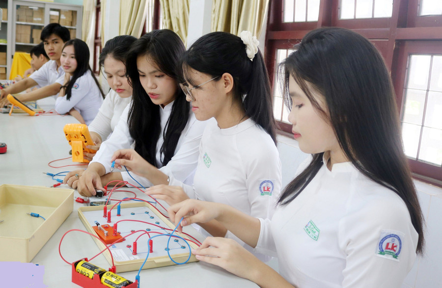 MM886 slot game, bắn cá, lô đề, đá gà Trường THPT Chuyên Lê Khiết (Quảng Ngãi) trong giờ thực hành môn Vật lý. Ảnh minh họa: INT