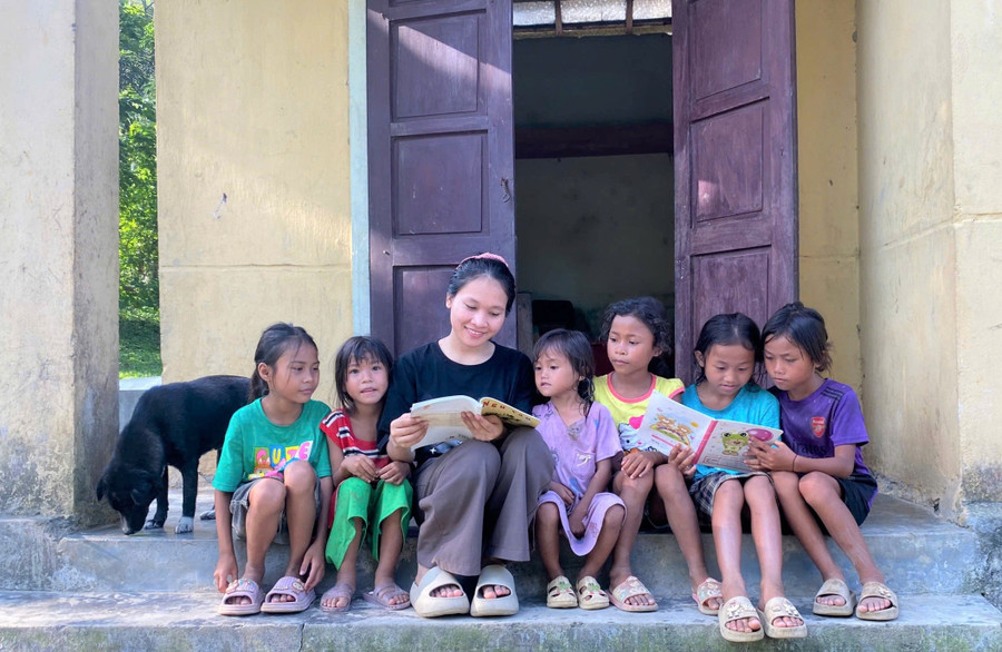 Lệ Hằng hướng dẫn những em nhỏ tại bản Mò O Ồ Ồ làm bài tập. nu-dang-vien-nguoi-ruc-dau-tien-do-dai-hoc-1.jpg