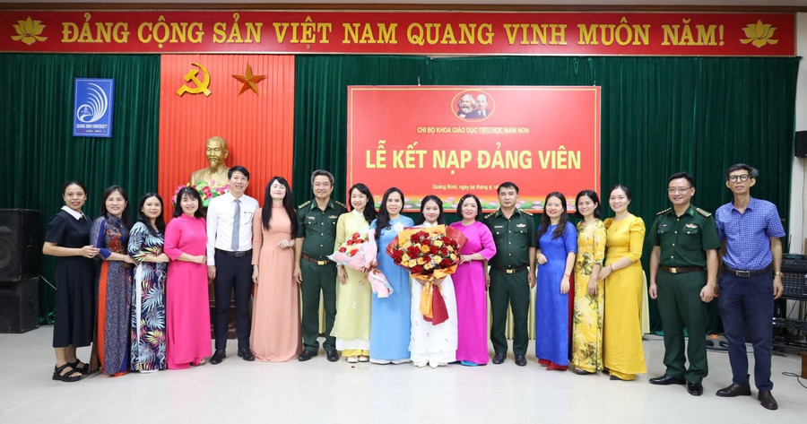 Thầy cô, người thân, các chiến sĩ Đồn Biên phòng Cà Xèng chúc mừng Hằng trong Lễ kết nạp Đảng. nu-dang-vien-nguoi-ruc-dau-tien-do-dai-hoc-2.jpg
