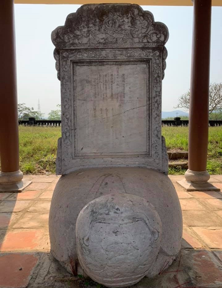 Văn bia đề danh Tiến sĩ khoa thi năm Giáp Thìn (1904) ghi danh Tiến sĩ Hoàng Kiêm - tại Văn Thánh Miếu Huế. tong-doc-duoc-vi-nhu-bo-tat-3.jpg