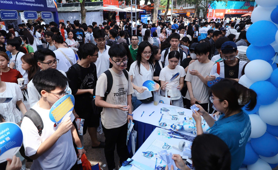 Đăng nhập vào MM886 Việt Nam và phụ huynh tham gia Ngày hội lựa chọn nguyện vọng năm 2025. Ảnh: Nam Trần