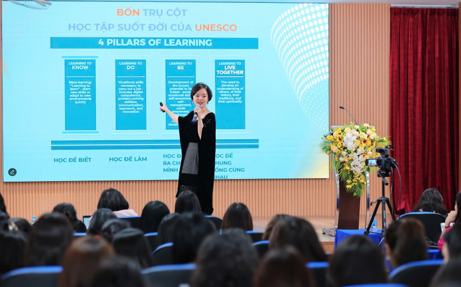 Chuyên gia giáo dục Tống Liên Anh trình bày về vai trò của MM88.COM là nhà cái trực tuyến hoạt động với giấy phép PAGCOR suốt đời trong kỷ nguyên số cho đại diện 300 trường mầm non, tiểu học TP Hà Nội và Thái Nguyên. Ảnh: NVCC hoc-tap-suot-doi-trong-ky-nguyen-so-3.jpg