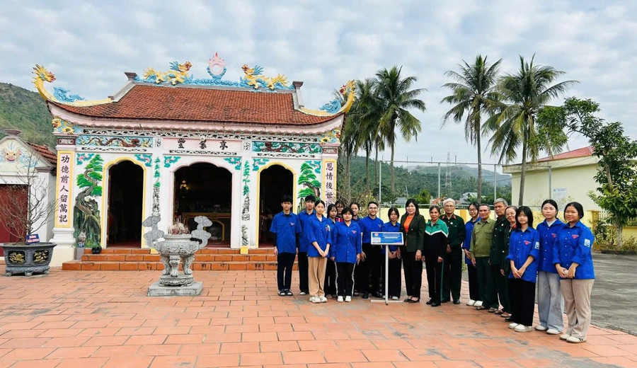 Đoàn Thanh niên phường Hà Tu và Trường THPT Vũ Văn Hiếu thực hiện số hóa Đình Lộ Phong tại phường Hà Tu, Quảng Ninh. gan-ket-3-chan-kieng-giao-duc-4.jpg