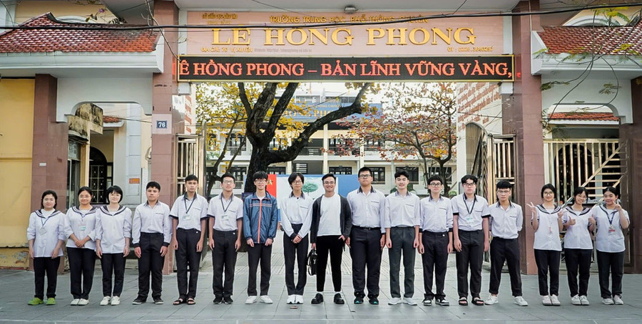 Thầy Trần Xuân Bình và đội tuyển MM886 slot game, bắn cá, lô đề, đá gà giỏi quốc gia môn Tiếng Anh. thay-giao-9x-tro-ve-mai-truong-xua-1.jpg