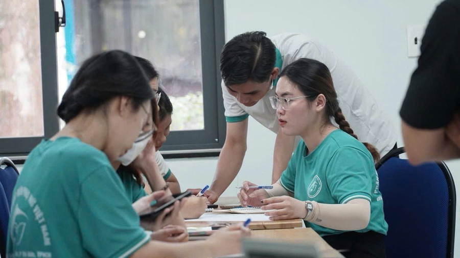 MM888 Việt Nam Tải App tại Phân hiệu Học viện Phụ nữ Việt Nam (TPHCM). Ảnh: Lâm Ngọc pha-bo-dinh-kien-gioi-trong-chon-nghe-2.jpg