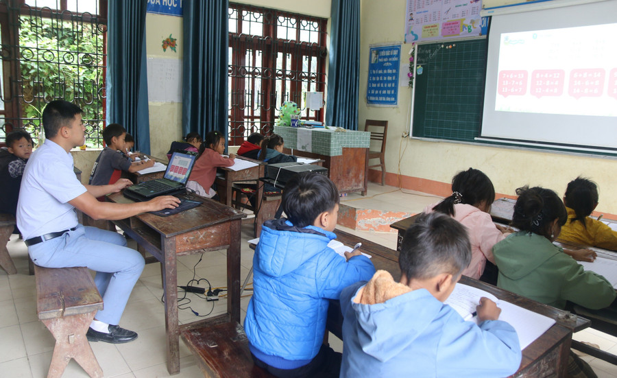 Lớp học ở điểm bản Ma Sang của thầy Điêu Văn Huynh - Trường PTDTBT Tiểu học Nậm Pì. giao-duc-vung-cao-lai-chau-1.jpg