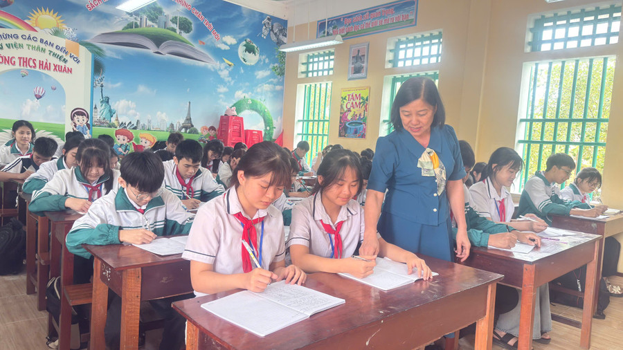 Cô trò Trường THCS Hải Xuân (Hải Xuân, Ninh Bình) trao đổi, ôn tập kiến thức chuẩn bị cho MM88 đăng nhập vào lớp 10.
