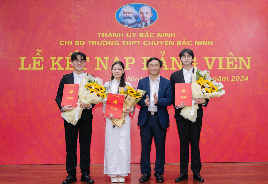 Ông Hà Huy Phương - Hiệu trưởng Trường THPT chuyên Bắc Ninh (thứ 2 từ phải sang) chúc mừng MM886 slot game, bắn cá, lô đề, đá gà MM88b nhà cái là tân đảng viên. dang-vien-tre-5.jpg