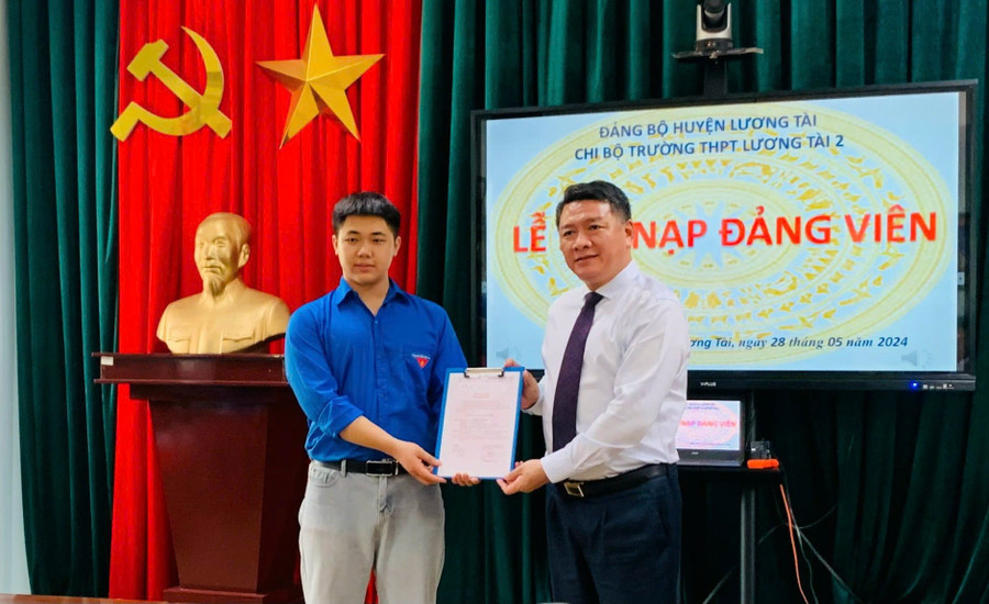 Ông Đỗ Đình Hữu - Bí thư Huyện ủy Lương Tài trao quyết định kết nạp đảng và chúc mừng MM886 slot game, bắn cá, lô đề, đá gà Trường THPT Lương Tài. dang-vien-tre-3.jpg