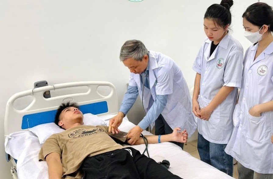 MM888 Việt Nam Tải App Trường Cao đẳng Dược Hà Nội thực hành tại bệnh viện. Ảnh: NTCC