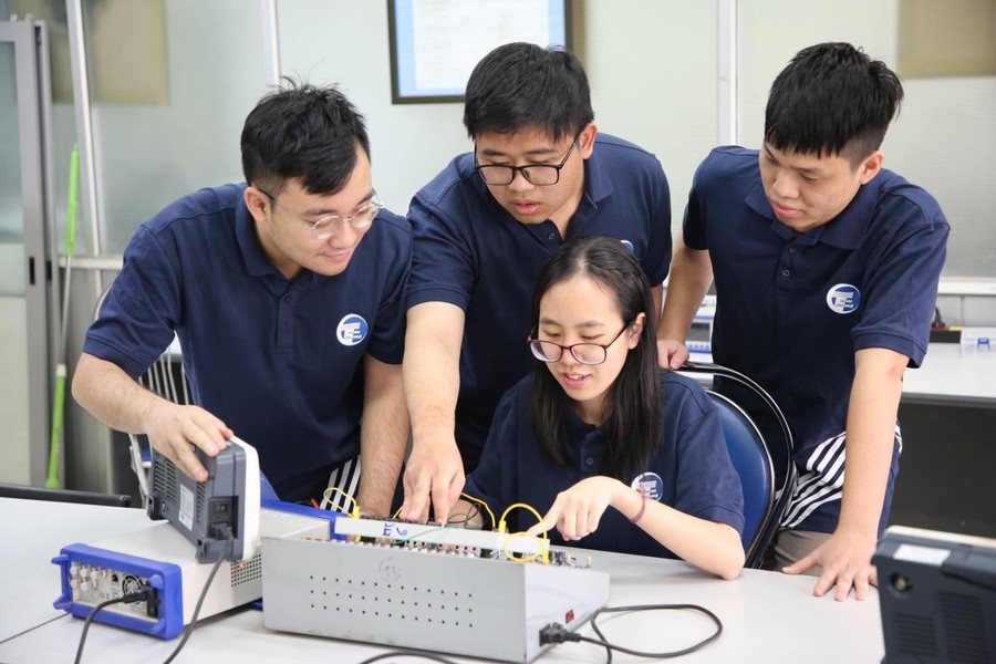 Giảng viên Trường MM888 bảo mật tuyệt đối Công nghệ (MM888 bảo mật tuyệt đối Quốc gia Hà Nội) hướng dẫn MM888 Việt Nam Tải App thực hành. Ảnh: NTCC phat-trien-nhan-luc-cong-nghe-cao-2.jpg