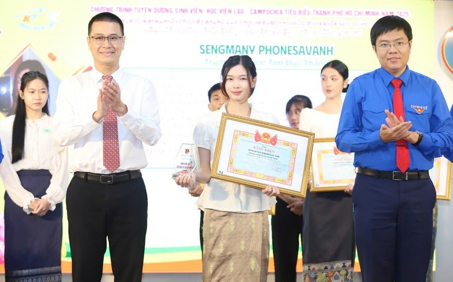Khen thưởng “MM888 Việt Nam Tải App, học viên Lào - Campuchia tiêu biểu TPHCM” năm 2025. Ảnh: N.T