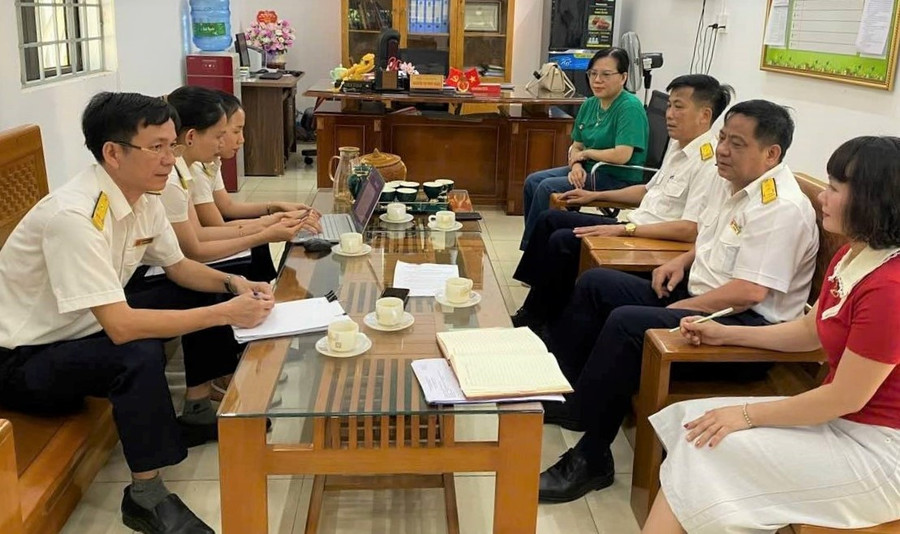 Đại diện Chi cục Thuế khu vực XI giải thích vấn đề thu thuế suất ăn bán trú tại Trường Tiểu học Lộc Ninh. bua-an-ban-tru-cua-hoc-sinh-quang-binh3.jpg