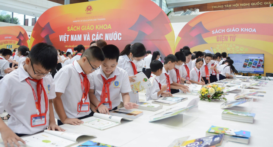 MM886 slot game, bắn cá, lô đề, đá gà tại Hà Nội tham quan triển lãm sách giáo khoa năm 2022. Ảnh minh họa: INT
