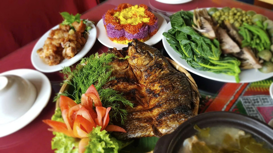 Món Pa Pỉnh Tộp phải ăn nóng với nước chấm chẩm chéo, kèm thêm một ít rau gia vị như rau mùi, ớt mới. Ảnh: Vietnamnet