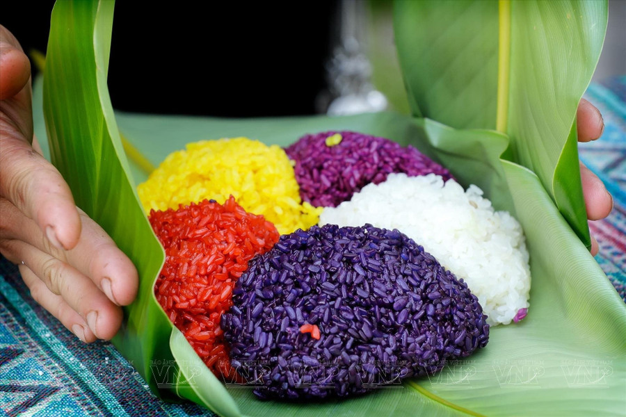Xôi ngũ sắc có 5 màu: Trắng của gạo nếp và các màu vàng, xanh, đỏ, tím từ các loại lá, biểu trưng cho Đăng Ký MM88.COM Ngay +88K, tiền tài, hạnh phúc, môi trường sống, sự thủy chung. Ảnh: Vietnam+. ban-giao-huong-huong-vi-mien-son-cuoc-4.jpg