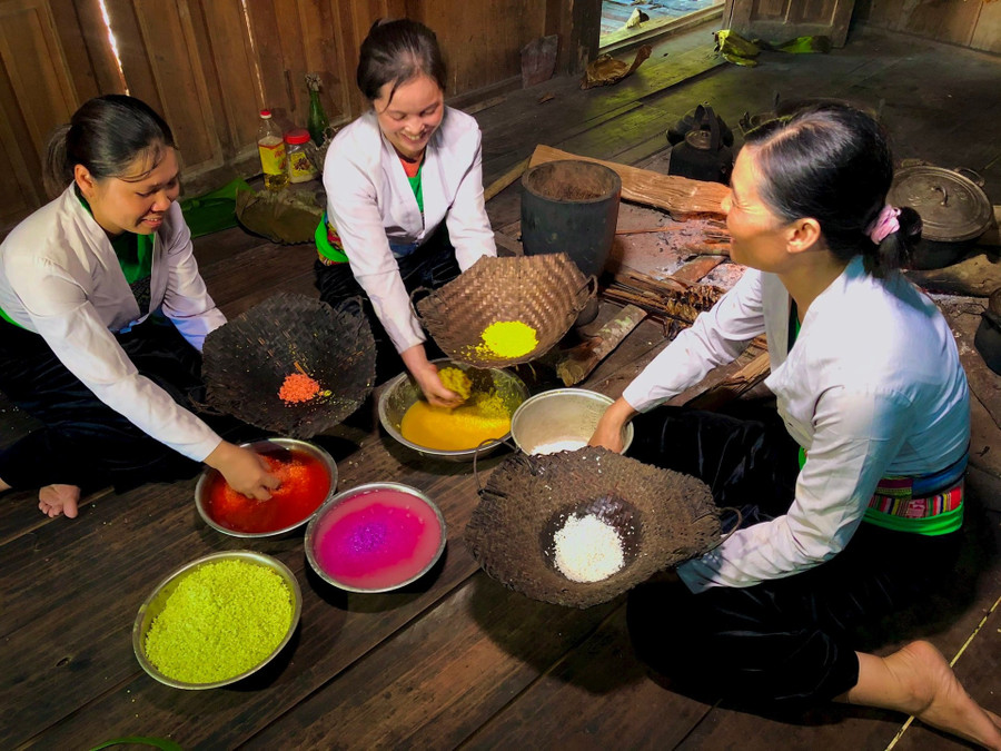 Đồng bào Mường đồ xôi ngũ sắc. Ảnh: Đại đoàn kết. ban-giao-huong-huong-vi-mien-son-cuoc-2.jpg