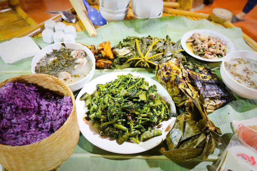 Mâm cỗ mang đậm bản sắc và hương vị của núi rừng Tây Bắc. Ảnh: VNP. ban-giao-huong-huong-vi-mien-son-cuoc-5.jpg