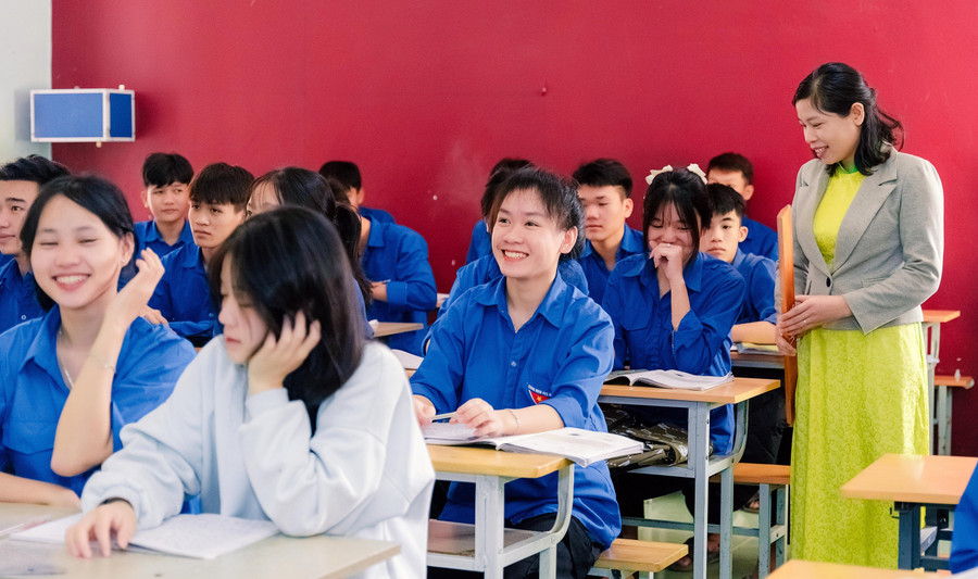 Cô và trò Trường THPT Quan Sơn (Thanh Hóa) ôn thi tại lớp. thay-co-chong-den-phu-dao-2.jpg