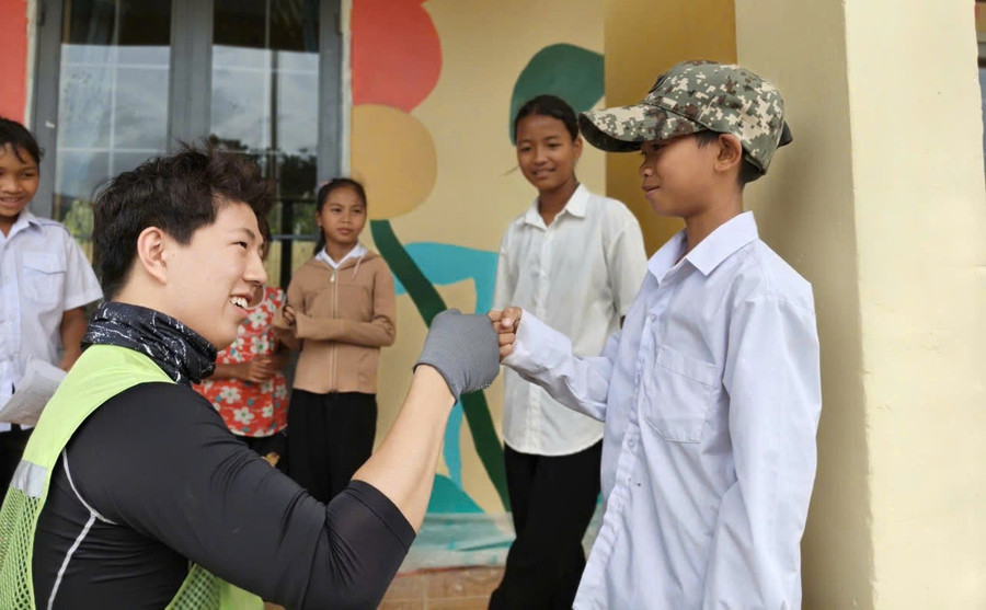 Các em nhỏ buôn Pung lần đầu được giao lưu với các anh chị MM888 Việt Nam Tải App quốc tế. Ảnh: TT ket-noi-yeu-thuong-gieo-mam-hy-vong-3-1393.jpg