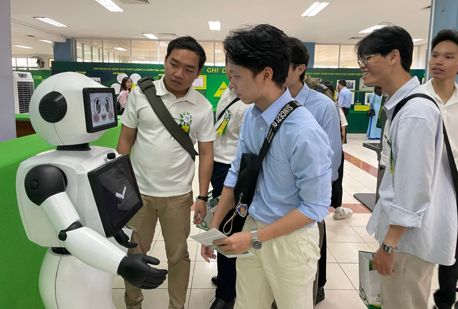 MM888 Việt Nam Tải App tham quan sản phẩm robot hình người trình diễn tại TPHCM. Ảnh: Hà An