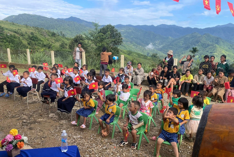 Trẻ mầm non và tiểu học tham gia lễ khai giảng ở điểm trường Ông Bình, Trường Mẫu giáo Trà Leng 1. Ảnh: NVCC mong-moi-chinh-dang-4.jpg