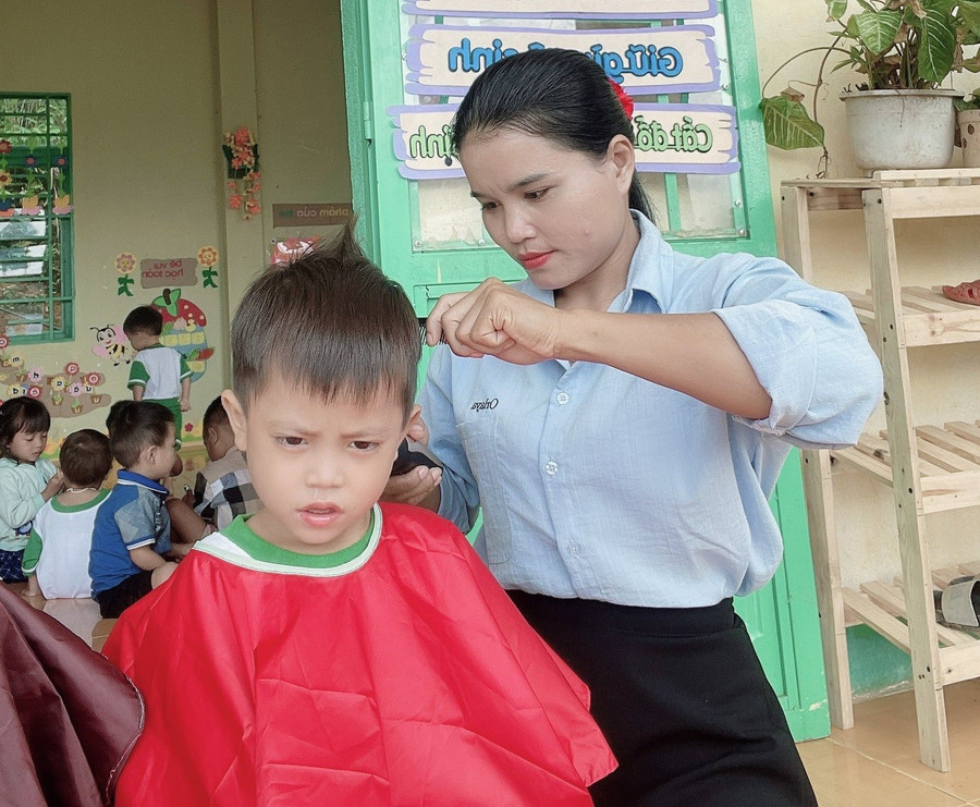 Cô giáo Nguyễn Thị Tý kiêm nhiệm luôn việc cắt tóc, vệ sinh cá nhân cho trẻ mầm non. Ảnh: NVCC mong-moi-chinh-dang-2.jpg