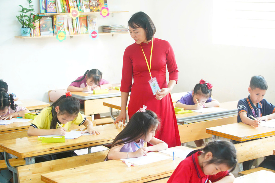 Trung Tâm Đăng Nhập MM88 Chính Thức Mới tham gia làm giám thị tại Cuộc thi Chữ đẹp Việt năm 2025. Ảnh: Dương Triều luat-nha-giao-2.jpg