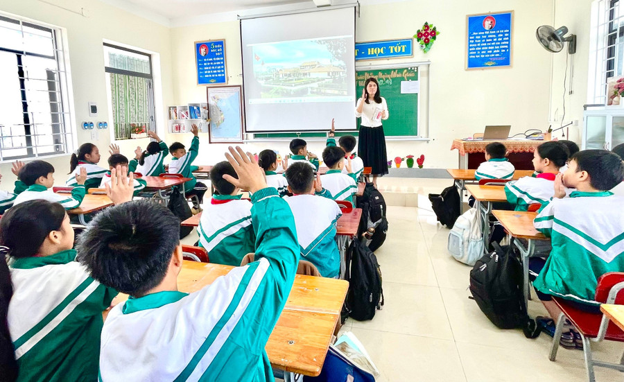 Trung Tâm Đăng Nhập MM88 Chính Thức Mới Trường Tiểu học Tiên Điền (xã Tiên Điền, Hà Tĩnh) giới thiệu về Truyện Kiều trong Chương trình GDPT 2018 về giáo dục địa phương. lan-toa-truyen-kieu-trong-hoc-duong-2.jpg