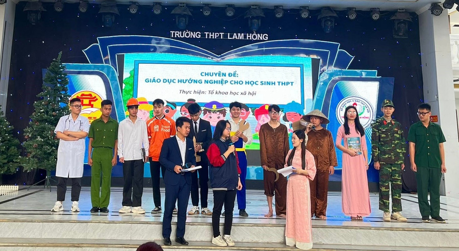 Một giờ sinh hoạt tập thể của thầy trò Trường THPT Lam Hồng (Phù Lỗ, Hà Nội) về chủ đề tư vấn hướng nghiệp. Ảnh: Đình Tuệ tu-van-huong-nghiep-cho-hoc-sinh-2.jpg
