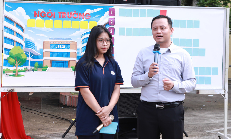 ThS Lê Trung Kiên trao đổi với MM886 slot game, bắn cá, lô đề, đá gà về việc chọn ngành nghề tại Trường THPT Chất lượng cao Lê Lợi (Hà Đông, Hà Nội). Ảnh: Đình Tuệ tu-van-huong-nghiep-cho-hoc-sinh-3.jpg