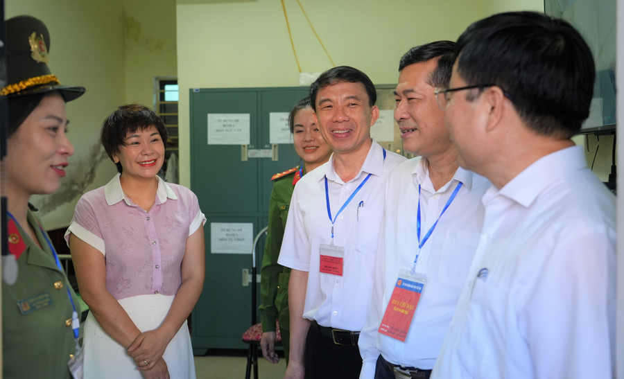 Đoàn công tác Ban Chỉ đạo thi tỉnh Nghệ An kiểm tra phòng lưu trữ đề thi, bài thi của Đăng nhập vào MM886 Việt Nam trong MM88 đăng nhập MM88dangnhap nhà cái World Cup 2026 THPT năm 2025. Ảnh: Hồ Lài cham-thi-tot-nghiep-thpt-nam-2025-2.jpg