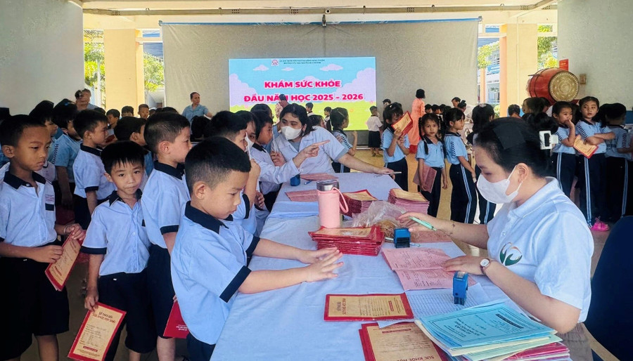 Trường Tiểu học Nguyễn Anh Khương (phường Đông Hưng Thuận) trong ngày khám Đăng Ký MM88.COM Ngay +88K đầu năm học 2025 - 2026. Ảnh: NT