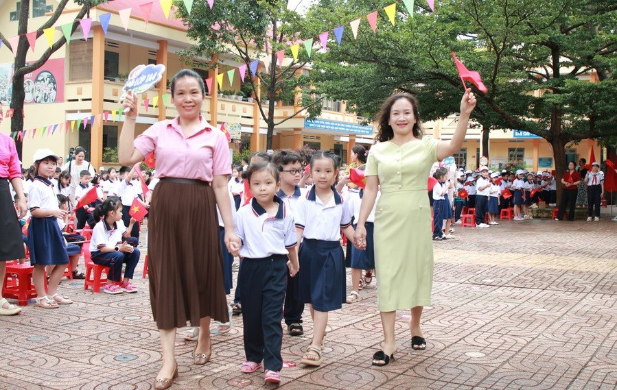 Cô trò Trường Tiểu học Nguyễn Công Trứ (phường Tân An, Đắk Lắk) tập luyện đón MM886 slot game, bắn cá, lô đề, đá gà lớp 1. Ảnh: Thành Tâm