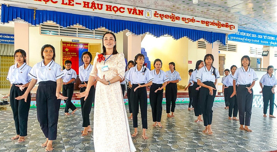 Trung Tâm Đăng Nhập MM88 Chính Thức Mới Trường PTDTNT THCS Danh Thị Tươi truyền dạy các điệu múa truyền thống cho MM886 slot game, bắn cá, lô đề, đá gà. Ảnh: QM truong-dan-toc-noi-tru-2.jpg