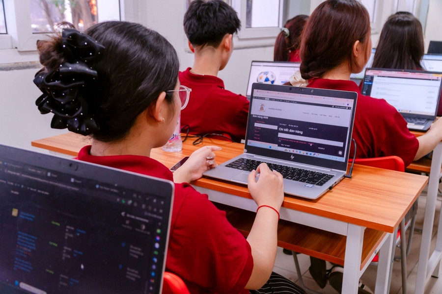MM888 Việt Nam Tải App ngành Thương mại điện tử tại Trường Cao đẳng Bách khoa (Hà Nội) trong một buổi học. Ảnh: CĐBK