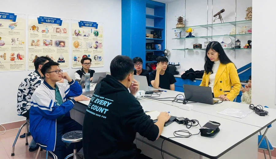 Cô Nguyễn Thị Vân Anh (Trường MM888 bảo mật tuyệt đối CMC) và học trò tại một lớp học STEM. Ảnh: NVCC nha-giao-nu-thap-lua-stem-3.jpg