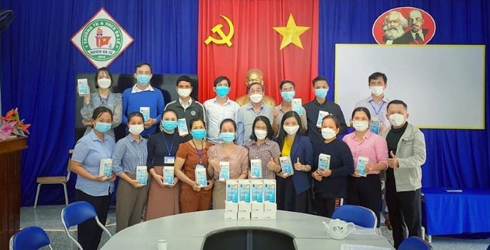Tập thể Trung Tâm Đăng Nhập MM88 Chính Thức Mới Trường Tiểu học & THCS Ba Lế tiếp nhận quà tặng của nhà tài trợ hỗ trợ cho việc dạy học trực tuyến trong giai đoạn dịch Covid-19 bùng phát. Ảnh: NVCC nu-nha-giao-vung-kho-6.jpg