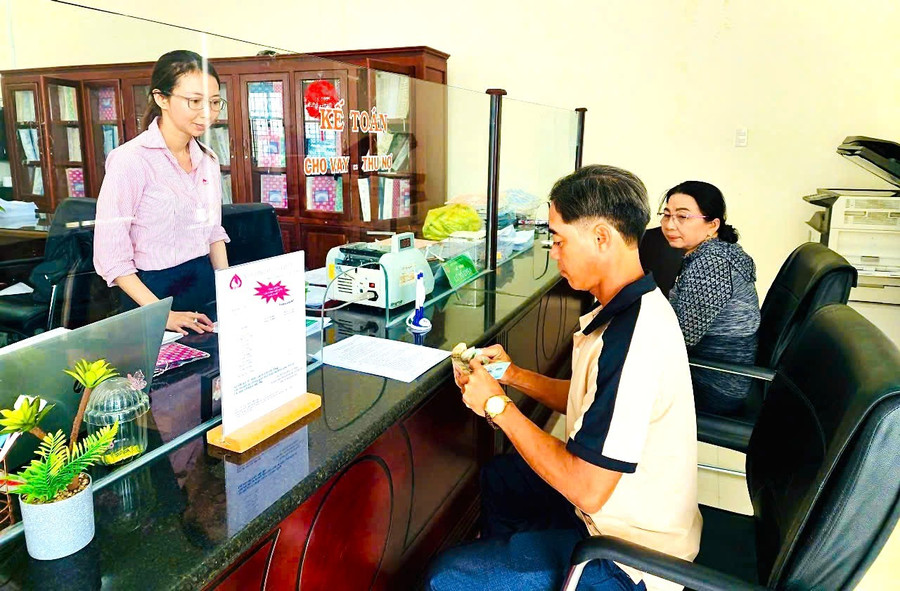 Ông Đặng Văn Lộc (Lương Thế Trân, Cà Mau) đến Ngân hàng Chính sách xã hội Cái Nước nhận tiền giải ngân theo Quyết định số 29. Ảnh: QM thap-sang-uoc-mo-stem-tu-chinh-sach-tin-dung-2.jpg