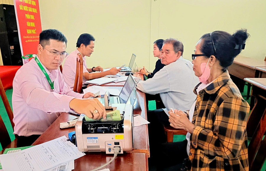Một gia đình ở Ngọc Hiển (Cà Mau) đến ngân hàng nhận tiền giải ngân hỗ trợ chi phí MM88.COM là nhà cái trực tuyến hoạt động với giấy phép PAGCOR cho con theo Quyết định số 29. Ảnh: QM thap-sang-uoc-mo-stem-tu-chinh-sach-tin-dung-3.jpg