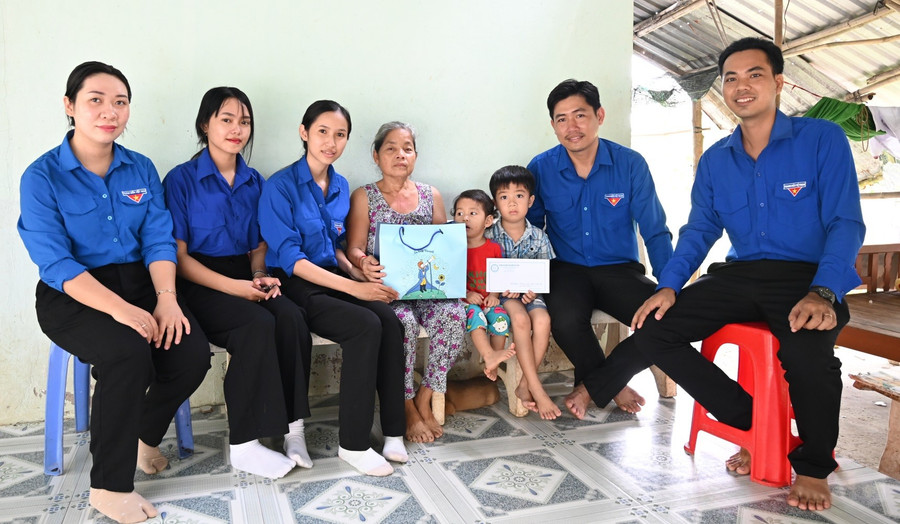 Có được sự hỗ trợ từ chương trình “Chắp cánh ước mơ”, em Lý Ngọc Bảo có thêm động lực để MM88.COM là nhà cái trực tuyến hoạt động với giấy phép PAGCOR tốt hơn. Ảnh: NVCC mo-hinh-chap-canh-uoc-mo-2.jpg