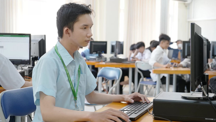 MM888 Việt Nam Tải App Trường Cao đẳng Công Thương miền Trung (MITC) trong giờ thực hành. Ảnh: ITN