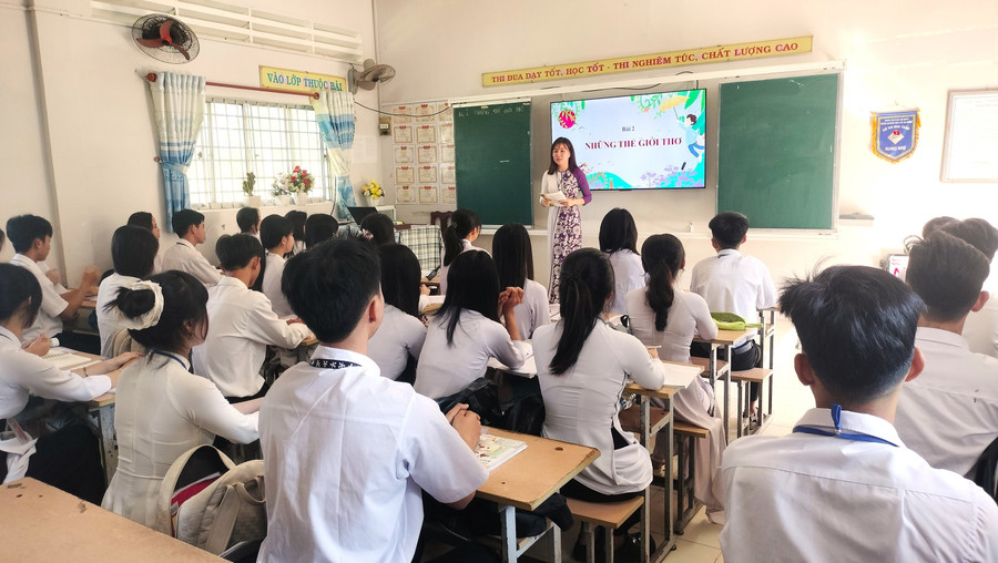 Một tiết dạy của cô Huỳnh Thị Sơn Ca - Trường THPT Võ Thị Hồng (Cà Mau). Ảnh: Quách Mến don-ca-tai-tu-cai-luong-vao-gio-hoc-2.jpg
