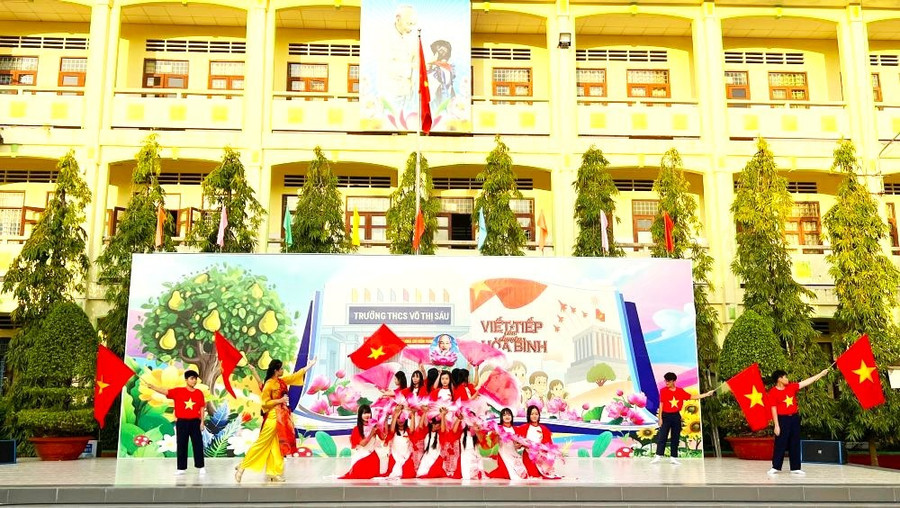 Thầy, trò Trường THCS Võ Thị Sáu sinh hoạt ngoại khóa đặc biệt với chủ đề “Viết tiếp câu chuyện hòa bình”. Ảnh: Quách Mến boi-dap-long-yeu-nuoc-cho-hoc-sinh-1.jpg