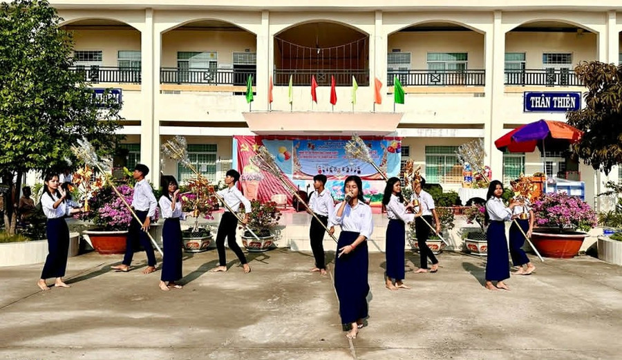 Trường PTDT nội trú THCS Tri Tôn (An Giang) tổ chức hoạt động chào mừng Tết cổ truyền Chol Chnam Thmay. Ảnh: Báo An Giang