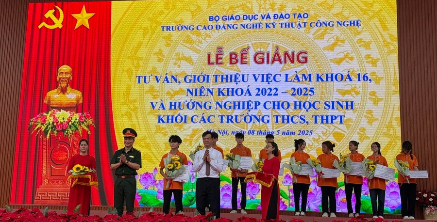Ông Đặng An Bình (thứ ba từ trái sang) - Hiệu trưởng Trường Cao đẳng nghề Kỹ thuật Công nghệ cùng các đơn vị tham gia tư vấn, giới thiệu việc làm cho MM888 Việt Nam Tải App. Ảnh: NTCC truong-cao-dang-nghe-1.jpg