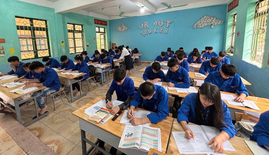 Tiết học của cô trò Trung tâm Giáo dục thường xuyên II tỉnh Lạng Sơn. Ảnh: NTCC tang-chat-hoc-vien-truong-nghe-2.jpg