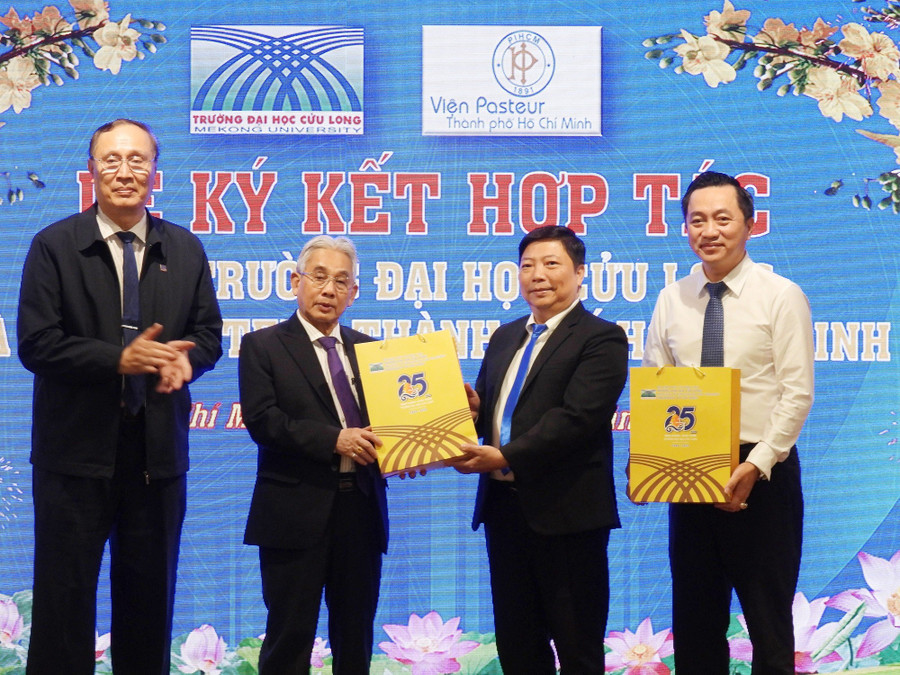 Lãnh đạo Trường ĐH Cửu Long tặng quà lưu niệm cho lãnh đạo Viện Pasteur Thành phố Hồ Chí Minh. dhcl-hop-tac-vien-pasteur-3.jpg